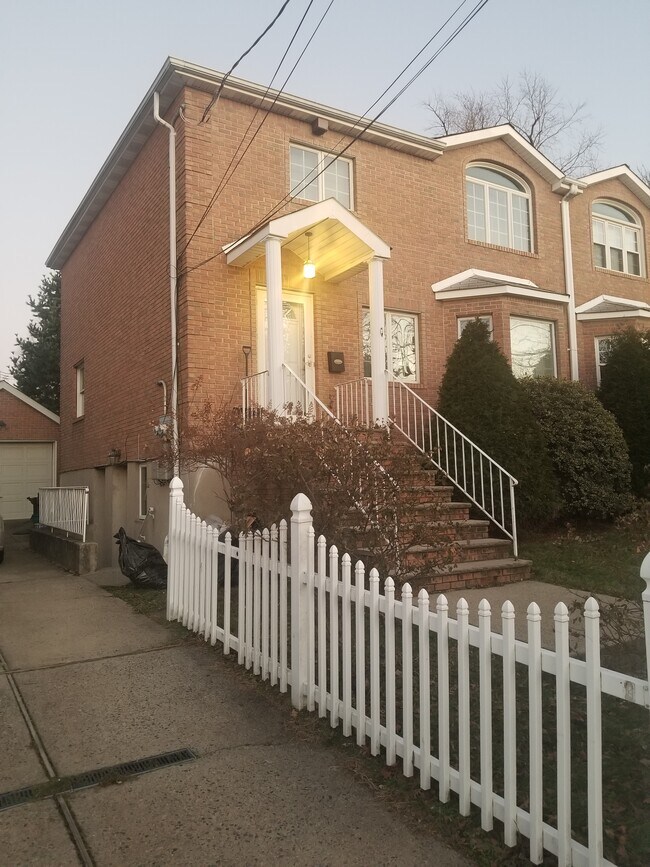 Foto del edificio - 671 Bement Ave