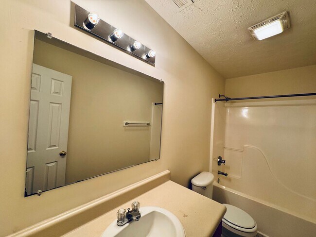 Foto del edificio - 412 Three Creeks Ct