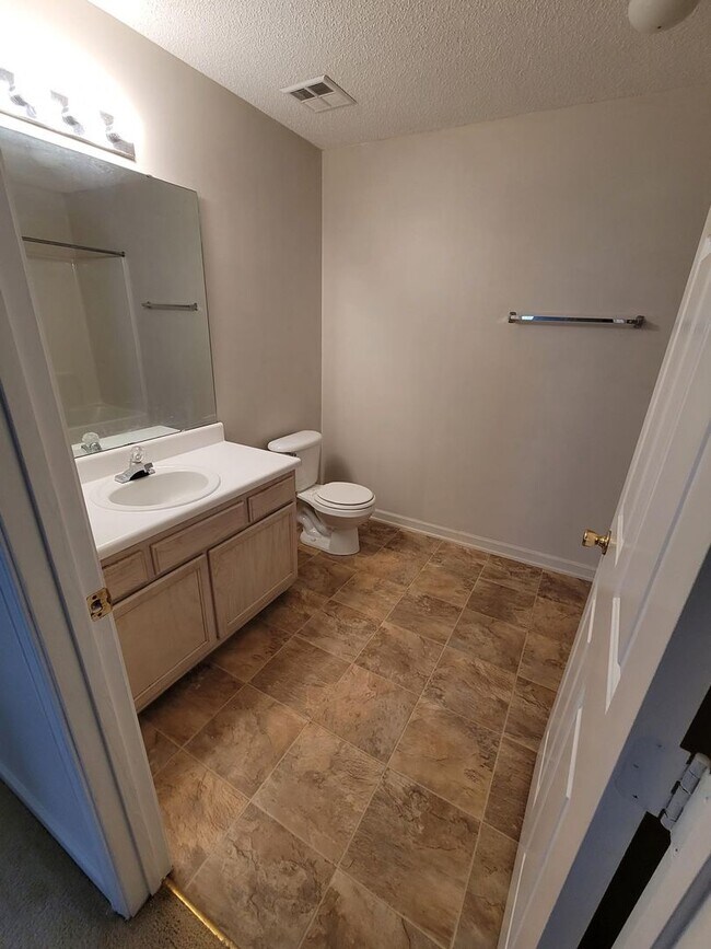 Foto del edificio - BEAUTIFUL SPACIOUS HOME READY TO MOVE IN !!!