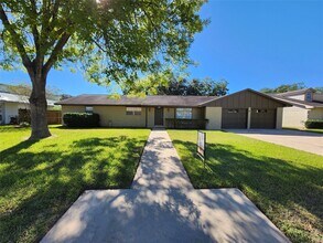 Building Photo - 713 Clubside Dr