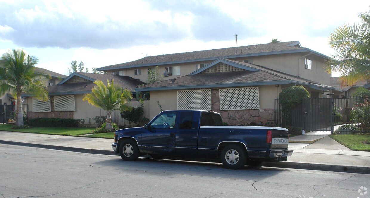 Primary Photo - 664 E Italia St