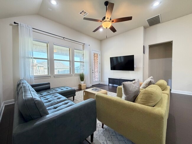 Foto del edificio - 2432 Granite Hill Dr