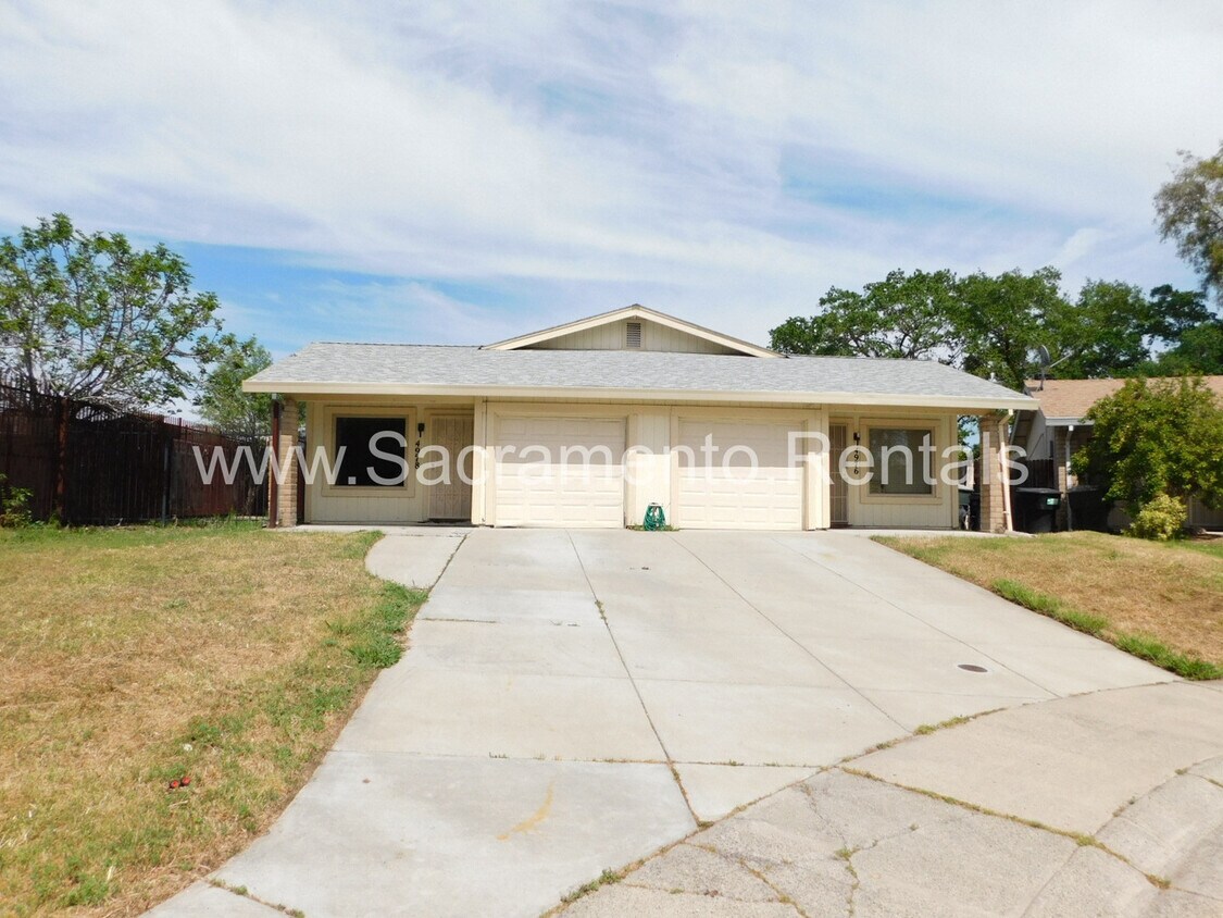 Foto del edificio - Spacious 2bd/1ba Duplex with Garage near A...