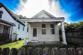 Building Photo - 914 Harriet St
