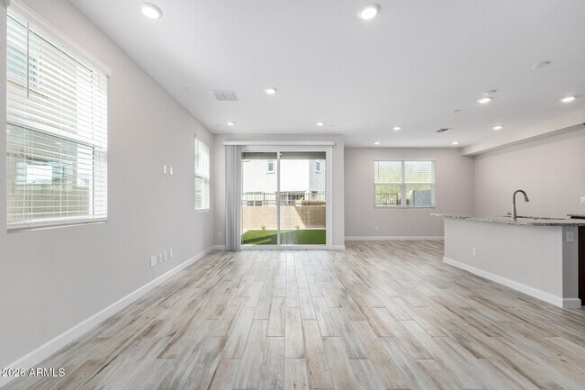 Foto del edificio - 21114 N 58th St