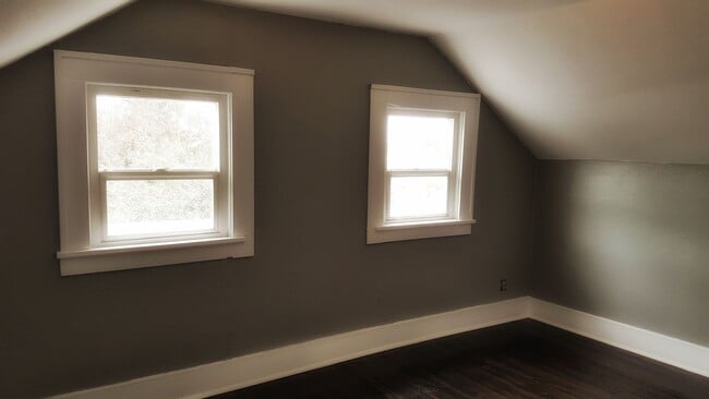 Building Photo - 517 W Broadway Ave