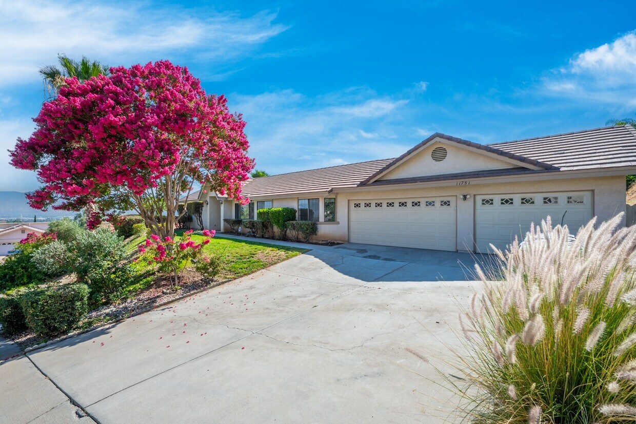 Foto principal - Spacious 4 Bedroom 3.5 Baths with Views!!