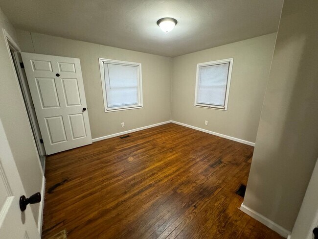 Building Photo - 3 Bedrooms, 1.5 Bath Home in South Bend IN...