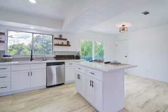 Building Photo - 402 Tresvant Dr