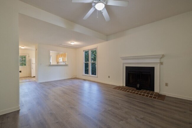 Foto del edificio - 2 Bedroom Duplex - Close to Campus!