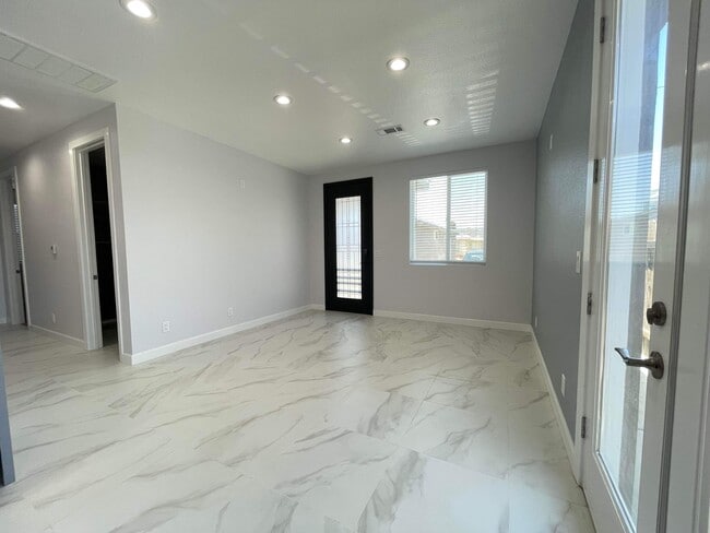 Foto del edificio - 15410 Firmona Ave