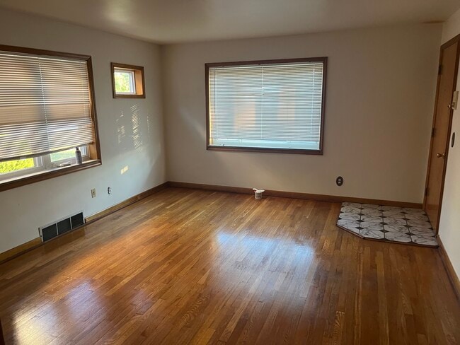 Building Photo - 3556 Schwartze Ave