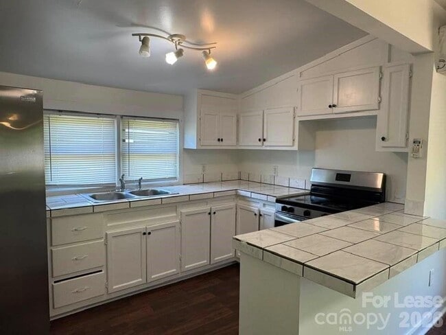 Foto del edificio - 534 Logan St