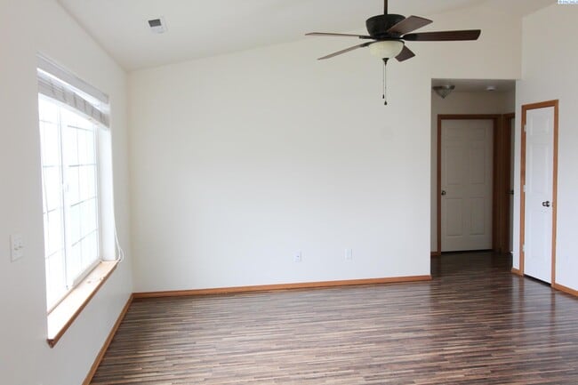 Building Photo - 3 bed, 2 bath home in Pasco