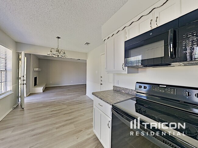 Building Photo - 2908 S Meadow Dr