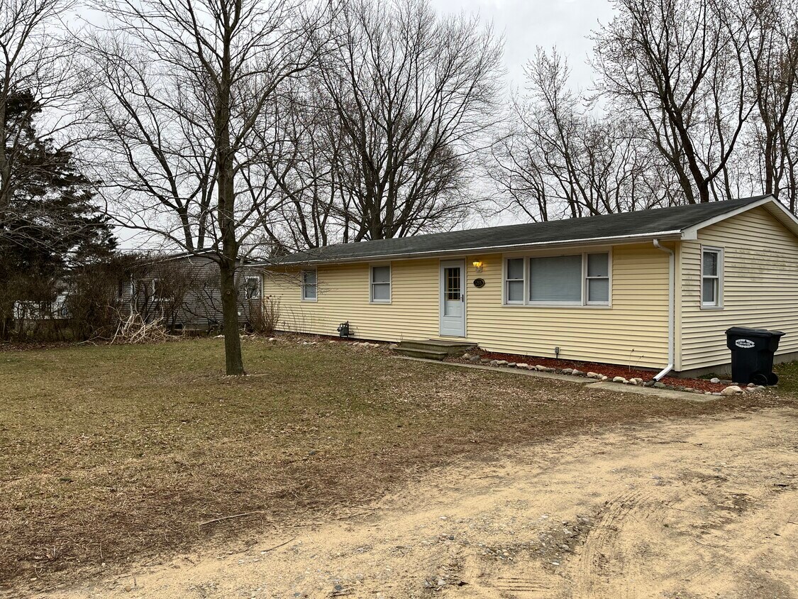 1296 Maple Ln, Benton Harbor, MI 49022 House Rental in Benton Harbor