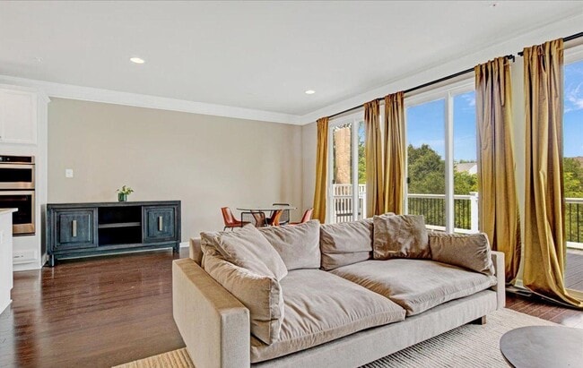 Building Photo - MAGNIFICENT 2,700 Sq Ft Three Bedroom 4 Ba...