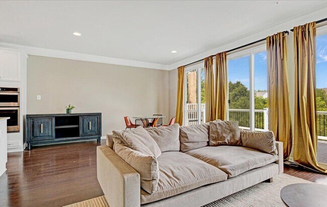 Foto del edificio - MAGNIFICENT 2,700 Sq Ft Three Bedroom 4 Ba...