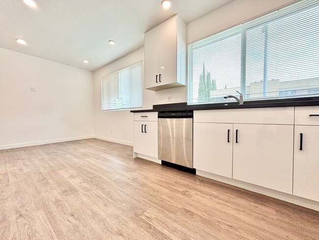 Building Photo - 1135 S Doheny Dr