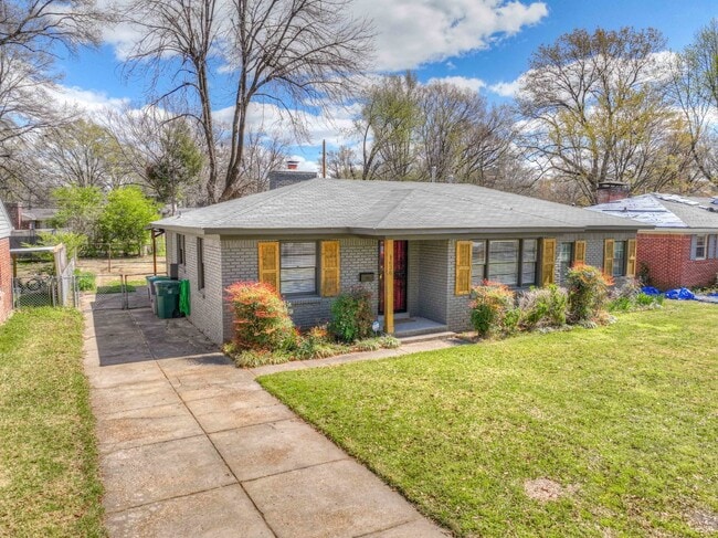Building Photo - Colonial Acres East Memphis cutie! 3 bedrooms and tons of updates! Appliances included.