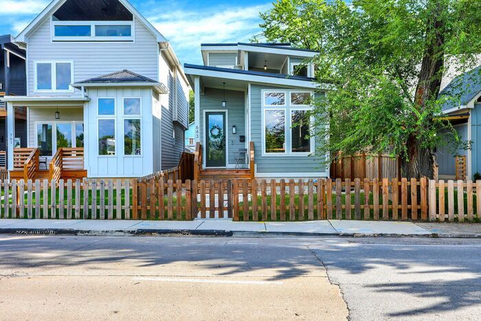 Primary Photo - Like New Beautiful 4 Bedroom With Finished...