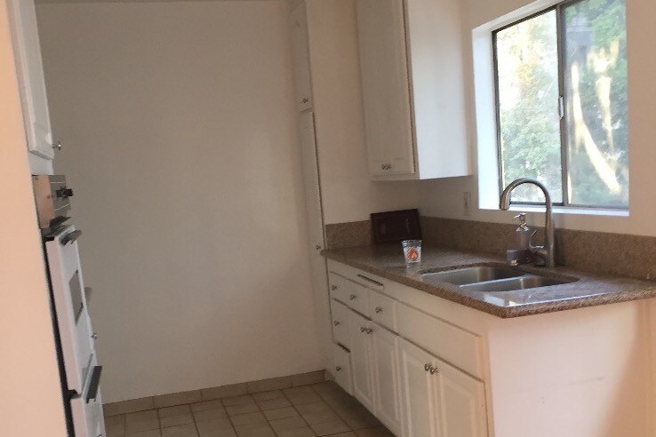 Kitchen - 1524 N Bronson Ave