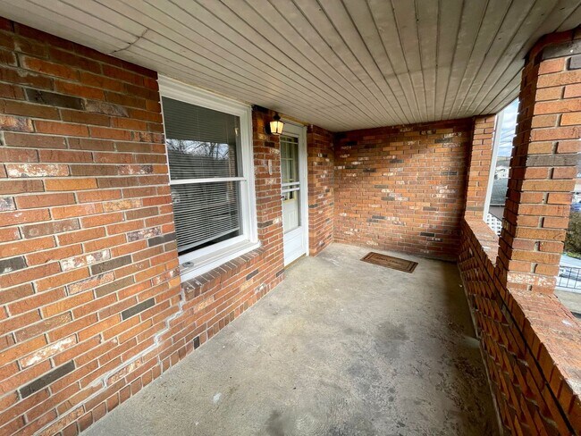 Foto del edificio - Avella - 2 Bed 1 Bath - New Updates!