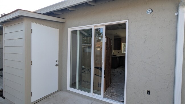 Back slider entrance - 1047 Brommer St