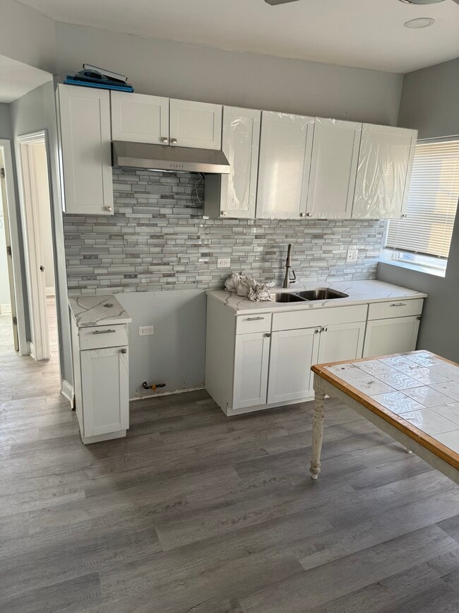 Building Photo - 843 E Marquette Rd