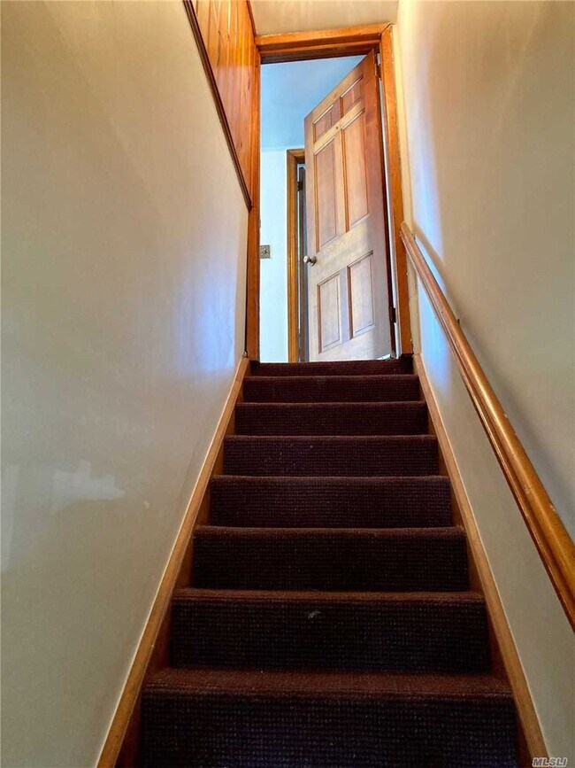 Building Photo - 19 Ivanhoe Dr