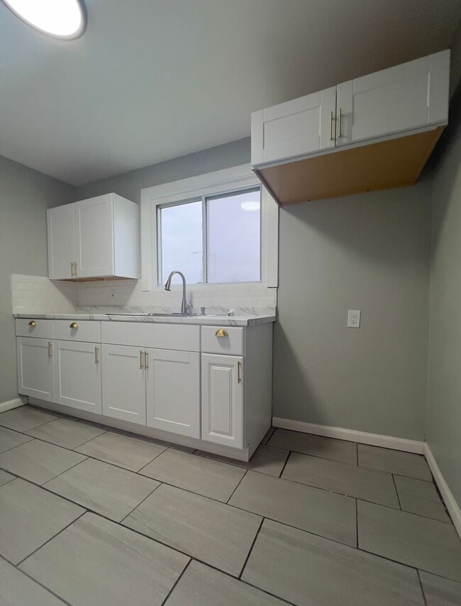 Building Photo - 2 Bedroom House Available NOW in Burnham I...