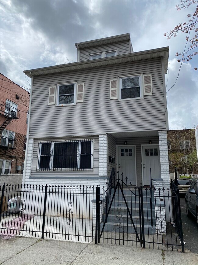 Building Photo - 287 S 10th St