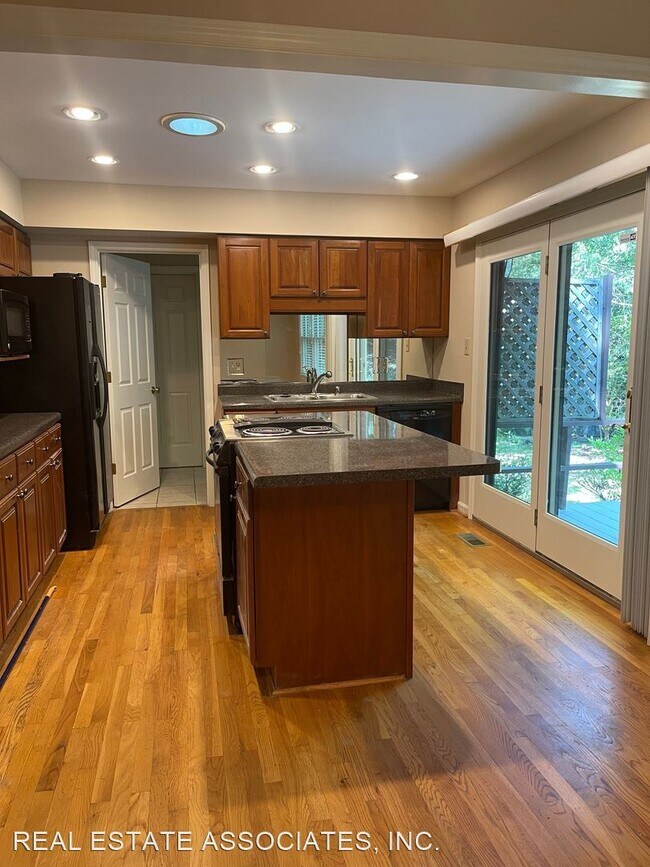 Building Photo - 3 br, 2 bath House - 7 Lark Circle