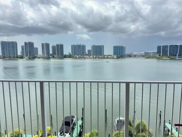 Foto del edificio - 17800 N Bay Rd