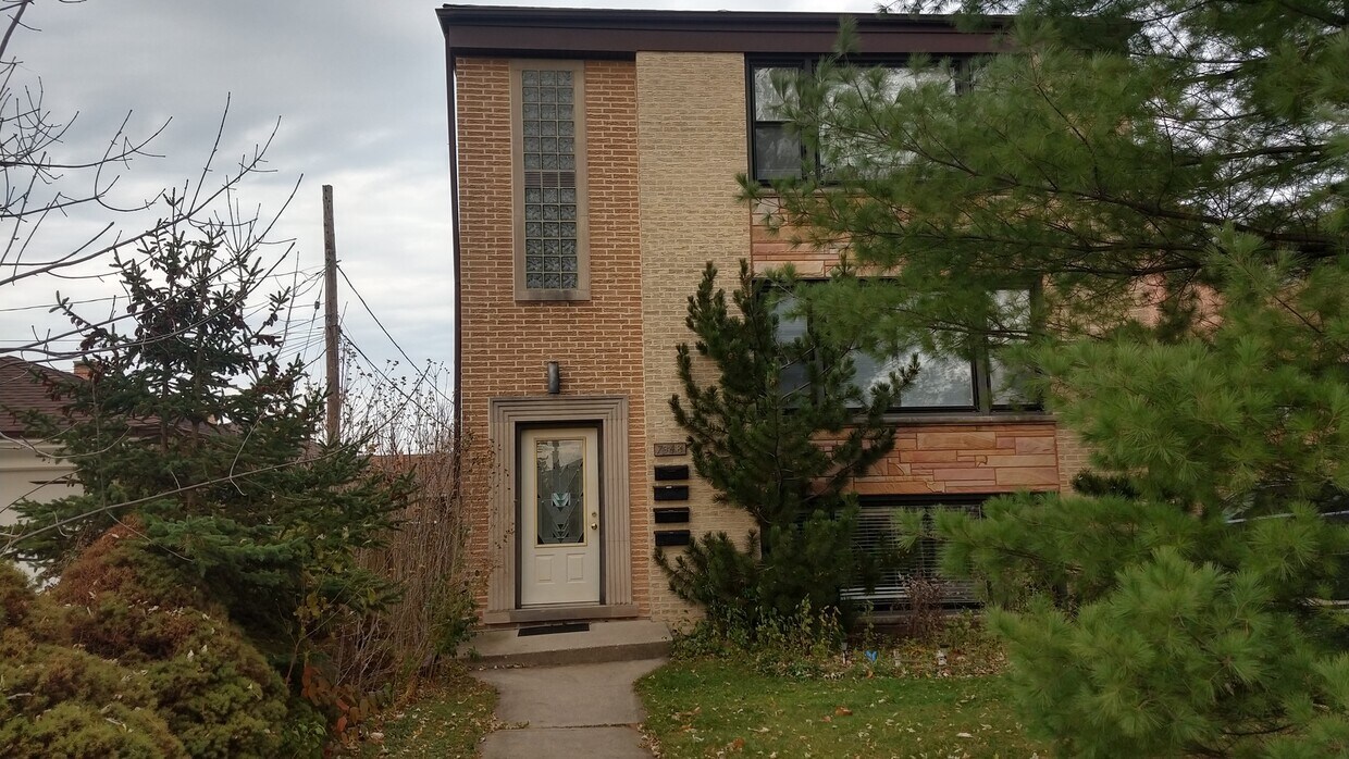 7348 W Crain St Unit 1, Niles, IL 60714 Condo for Rent in Niles, IL