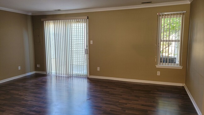 Building Photo - Beautiful Updated 3 Bedroom Townhome in In...