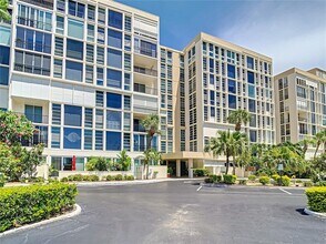 Building Photo - 7400 Sun Island Dr S