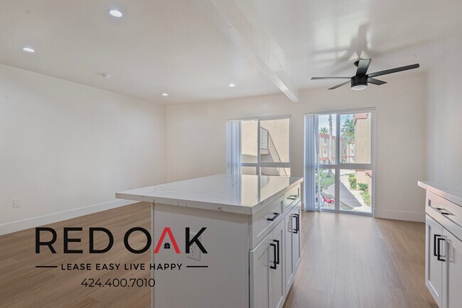 Building Photo - Sun Drenched and Airy One Bedroom with Ope...