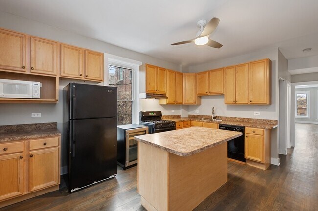 Building Photo - 935 N Hoyne Ave