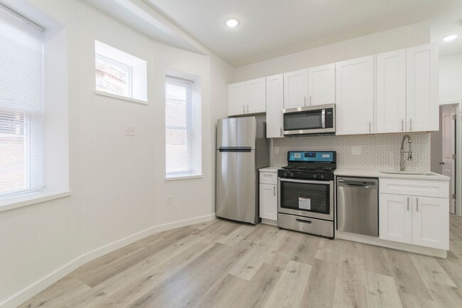 Photo - Modern & Renovated apartment with in-unit washer & dryer