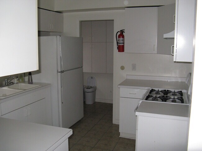 Kitchen - 1141 S Shenandoah St