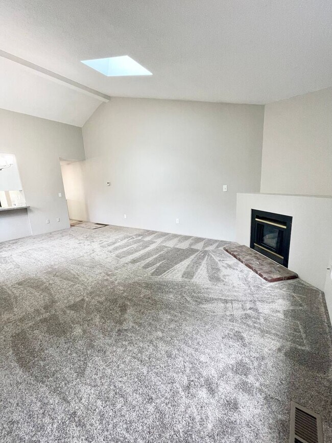 Foto del edificio - Large 2 bedroom, 1.5 bathroom Townhouse st...