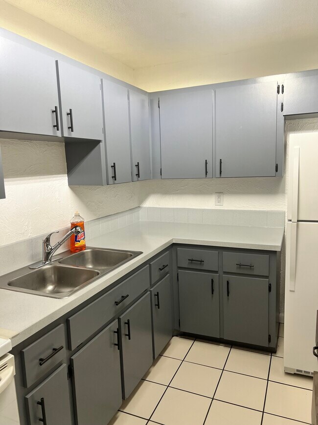 Building Photo - 1583 Sunset Ln