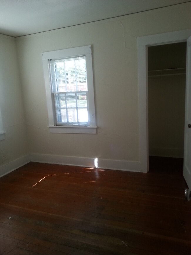 Building Photo - Campus Home With Amazing Location and Laun...