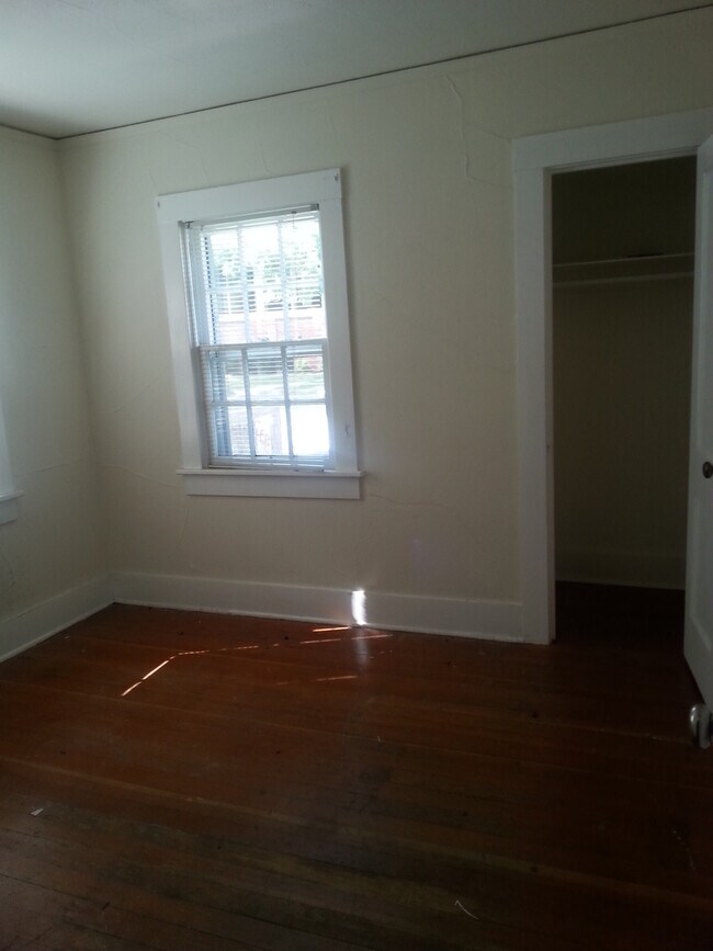 Foto del edificio - Campus Home With Amazing Location and Laun...