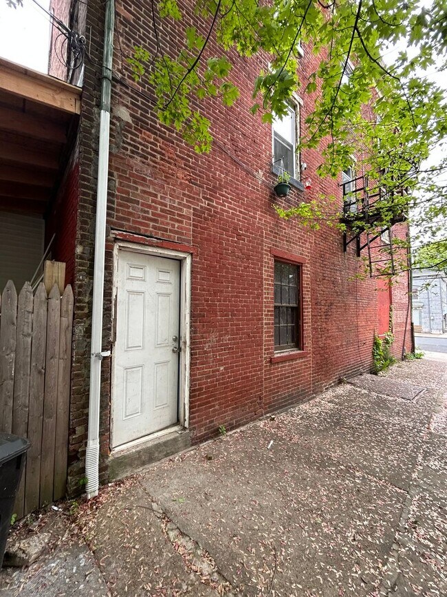 Building Photo - 600 Lamberton St