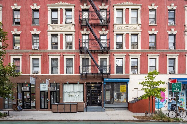 Entrada - 441 East 12th Street