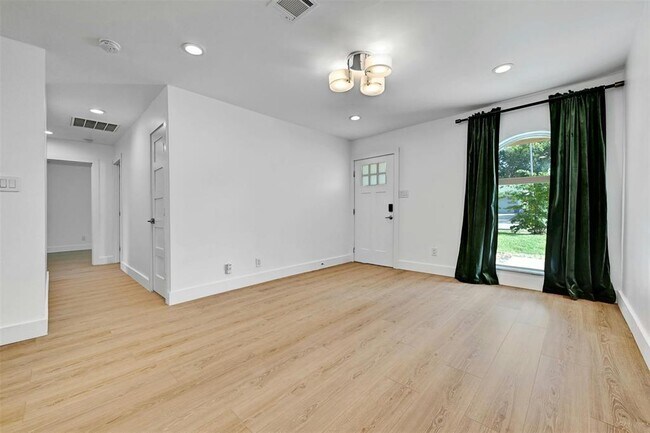 Building Photo - 2604 Berkett Dr