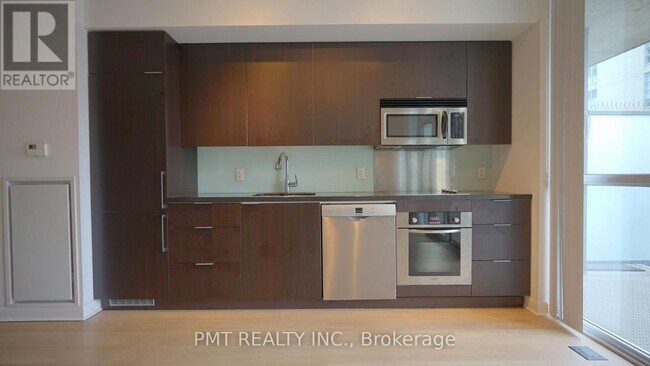 Photo du bâtiment - 478-478 King St W