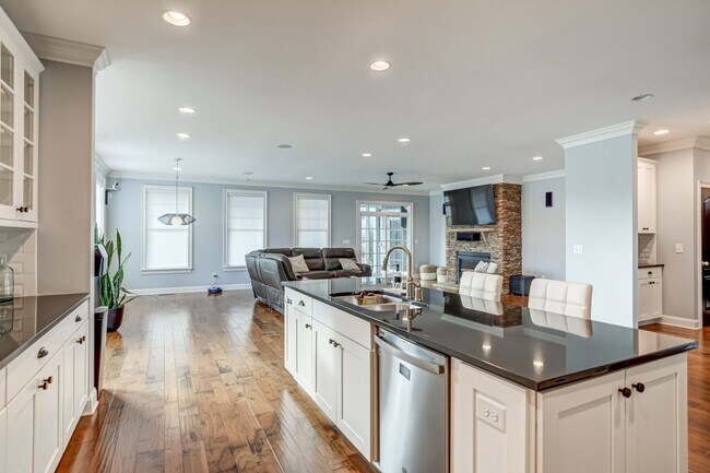 Foto del edificio - Stunning 4BD 4BA Custom Home in Gated Chap...